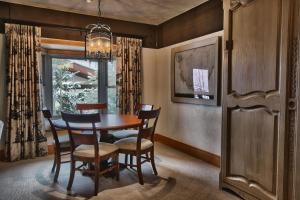 a dining room with a table and chairs at Luxury Three Bedroom Suite with Mountain Views and Hot Tub apartment hotel in Park City