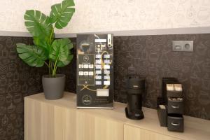 Příslušenství pro přípravu čaje a kávy v ubytování Woohoo Rooms Boutique Gran Vía