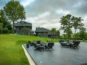 Um jardim em MENALO HOTEL PREMIUM ISTANBUL AIRPORT