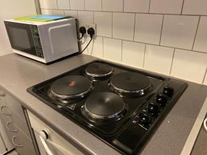 a stove top oven with a microwave on top of it at 105 Nelson str Ground Right in Largs
