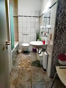 a bathroom with a sink and a toilet and a tub at Große Wohnung in dritter Etage mit Terrasse im Altstadtzentrum - Ferienwohnung Chiplakoff in Blankenburg +22 photos