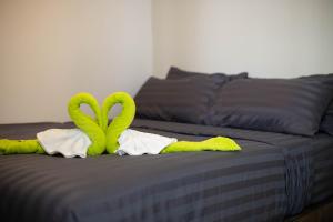 Postel nebo postele na pokoji v ubytování Mantra Beach condominium M257