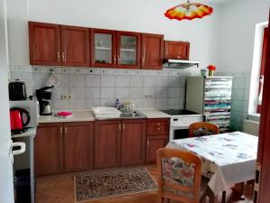 a kitchen with wooden cabinets and a table with a tableablish at Große Wohnung in dritter Etage mit Terrasse im Altstadtzentrum - Ferienwohnung Chiplakoff in Blankenburg