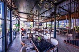 Um restaurante ou outro lugar para comer em MENALO HOTEL PREMIUM ISTANBUL AIRPORT