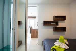 Postel nebo postele na pokoji v ubytování Mantra Beach condominium M257