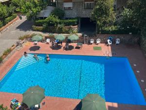 Вид на бассейн в Sorrento's Carme family big appartament или окрестностях