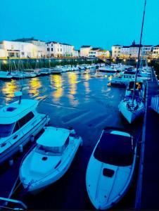 Foto dalla galleria di Appartement élégant avec vue sur le port a Saint-Martin-de-Ré