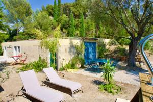 un cortile con due sedie e una casa di L'ATELIER - Piscine - Dans les vignes - Cassis a Cassis