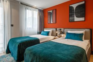 2 camas en una habitación con paredes de color naranja en Sherwood Premio Hotel, en Antalya