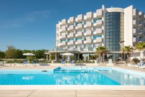 een hotel met een zwembad voor een gebouw bij Hotel Residence Imperial in Misano Adriatico