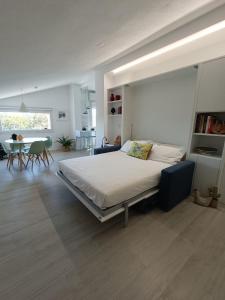 een slaapkamer met een groot bed en een tafel bij Residenza Adamo ed Eva in Pordenone