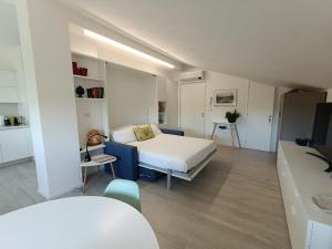 een slaapkamer met een bed, een tafel en een bank bij Residenza Adamo ed Eva in Pordenone