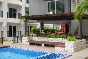 Bazén v ubytování Mantra Beach condominium M257 nebo v jeho okolí