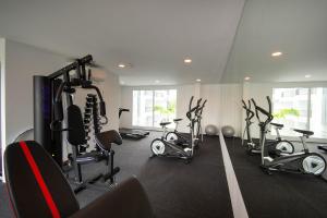 Fitness centrum a/nebo fitness zařízení v ubytování Mantra Beach condominium M257