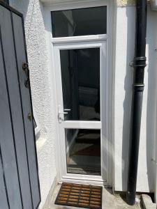 una puerta abierta con una ventana de cristal en una casa en Great 2 bedroom flat en Plymouth