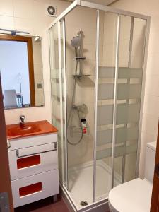 a bathroom with a shower with a sink and a toilet at Casa Matty-Precioso Apartamento al lado del Mar Y Del Golf in Roquetas de Mar