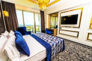 Chamada Prestige Hotel and Casino في كيرينيا: غرفة نوم بسرير وتلفزيون بشاشة مسطحة