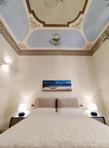 A bed or beds in a room at L'infatata Suite Apartment