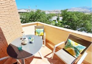 ein Tisch und Stühle auf einem Balkon mit Aussicht in der Unterkunft Luminoso apartamento a 10 minutos del Centro in Granada