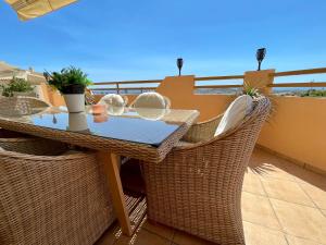 stół i krzesła na balkonie z widokiem w obiekcie Modern 2-Floor Penthouse with Sea Views - Sleeps 7 w mieście Finestrat