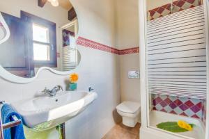łazienka z umywalką, toaletą i lustrem w obiekcie Ideal Property Mallorca - Es Puput w mieście Petra +21 zdjęć