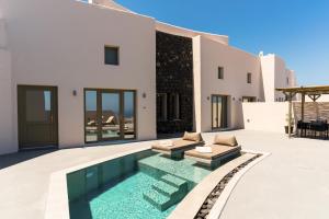 een villa met een zwembad en een huis bij Lavadoze Luxury Suites in Éxo Goniá