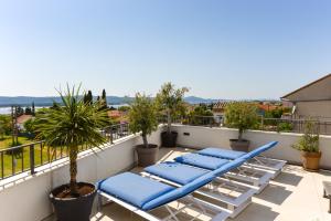 einen Balkon mit Liegestühlen und Meerblick in der Unterkunft Villa Azuro in Sveti Filip i Jakov