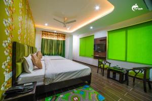 Hotel Red Apple Near Railway Station Chandigarh客房内的一张或多张床位
