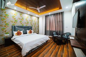 Hotel Red Apple Near Railway Station Chandigarh客房内的一张或多张床位