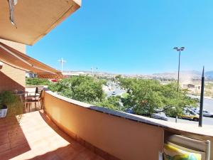 ein Balkon mit Blick auf einen Parkplatz in der Unterkunft Luminoso apartamento a 10 minutos del Centro in Granada