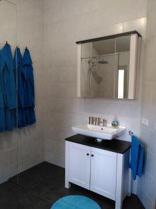 a bathroom with a sink and a mirror at Strandurlaub am Felsenmeer in Modautal