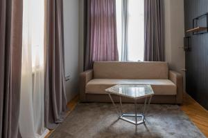 sala de estar con sofá y mesa de cristal en Luxury Apart Vitosha Boulevard, en Sofía