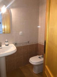La salle de bains est pourvue de toilettes et d'un lavabo. dans l'établissement APARTAMENTO EDISON,PARKING, PISCINA VISTAS AL MAR, Castellón de la Plana