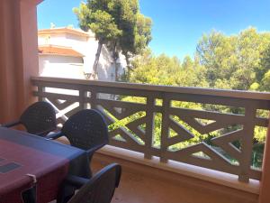 d'un balcon avec une table et des chaises et une vue. dans l'établissement APARTAMENTO EDISON,PARKING, PISCINA VISTAS AL MAR, Castellón de la Plana