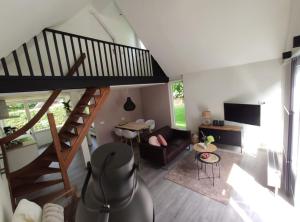 einen Blick über ein Wohnzimmer mit einer Treppe in der Unterkunft Vakantiewoning Sjun Limburg in Simpelveld