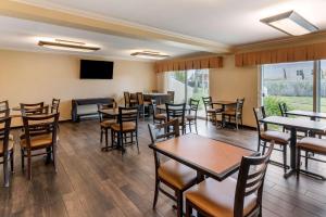 a large dining room with tables and chairs at Best Western Plus Garden Court Inn in Fremont