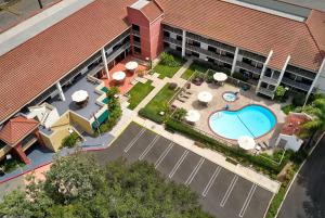 uitzicht op een appartementencomplex met een zwembad bij La Quinta by Wyndham Thousand Oaks-Newbury Park in Thousand Oaks