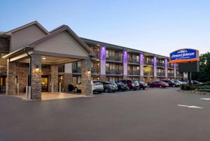 un hôtel avec des voitures garées dans un parking dans l'établissement Howard Johnson by Wyndham Pigeon Forge, à Pigeon Forge