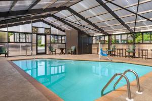 a large swimming pool with a ceiling of windows at Howard Johnson by Wyndham Pigeon Forge in Pigeon Forge