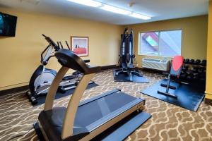 sala de fitness con cinta de correr y gimnasio en Comfort Inn, en Albert Lea