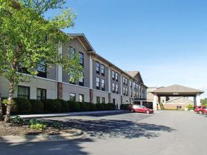 Un edificio con un coche aparcado en un estacionamiento. en Quality Inn & Suites Boone - University Area, en Boone
