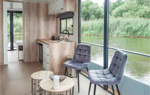 una cucina e un soggiorno con vista sul fiume di Cozy Ship In Havelsee Ot Kützkow a Kützkow