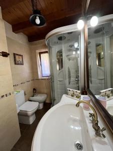 uma casa de banho com uma banheira, um WC e um lavatório. em VillaMerceditas em Rasines
