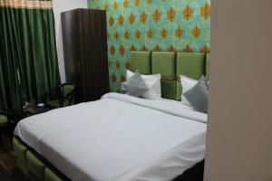 Hotel Red Apple Near Railway Station Chandigarh客房内的一张或多张床位