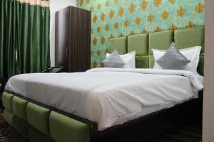 Hotel Red Apple Near Railway Station Chandigarh客房内的一张或多张床位
