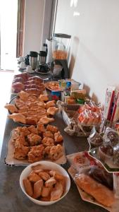 una mesa con un montón de diferentes tipos de comida en Tenuta il Giardino di Eros, en Albanella