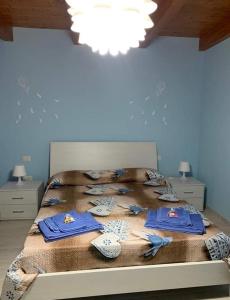 1 dormitorio con 1 cama grande y paredes azules en Tenuta il Giardino di Eros, en Albanella