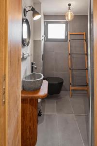 ein Badezimmer mit einem Waschbecken und einer Badewanne in der Unterkunft Berner´s-Chalet in Weinstadt
