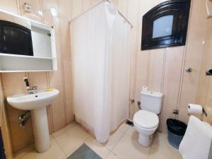 La petite salle de bains est pourvue de toilettes et d'un lavabo. dans l'établissement IN LUXOR Nile Apartments, à Louxor