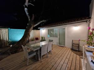 Patio lub wspólna przestrzeń na świeżym powietrzu w obiekcie Villa Bagatelle à 300m de la plage centrale, 3 chambres